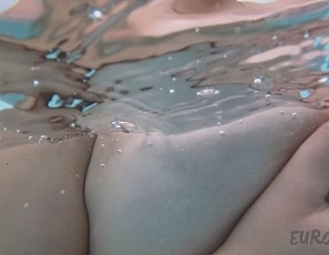 061721_vanessa_klein_masturbating_underwater_in_the_jacuzzi_with_a_glass_dildo