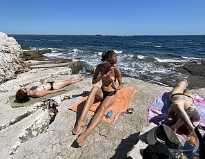 062323_beach_nude_chilling_and_stretching_on_vacation_with_miss_pussycat_brilla_cherry
