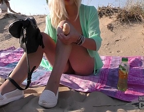 062418_petite_blonde_spinner_nika_n_masturbating_on_a_public_sandy_beach