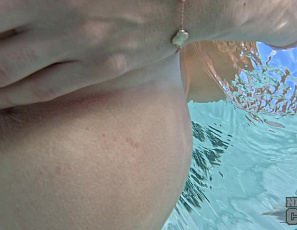 080925_young_blonde_rosalinda_naked_in_the_rooftop_jacuzzi_with_underwater_closeups_of_her_pussy
