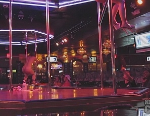 091212_strippers_getting_naked_in_a_strip_club_candid_video