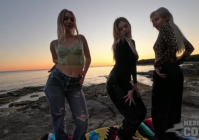091226_3_models_enjoying_sunset_while_stripping_nude_on_a_public_beach_in_italy