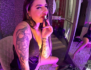 092626_veronika_lei_masturbating_with_red_lipstick_after_drawing_art_on_her_body_with_her_makeup