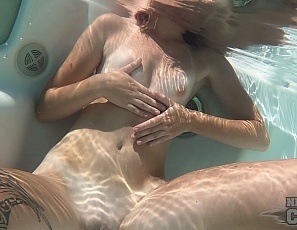 100121_beautiful_blake_underwater_jacuzzi_masturbating_with_glass_dildo