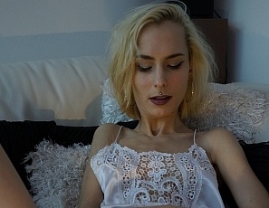 112421_fresh_face_blonde_poppy_jilling_off_on_the_couch_to_creamy_rfo_orgasm